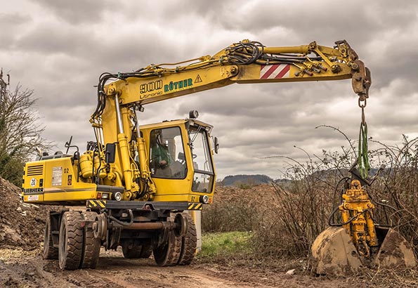挖掘机与推土机的操作比较